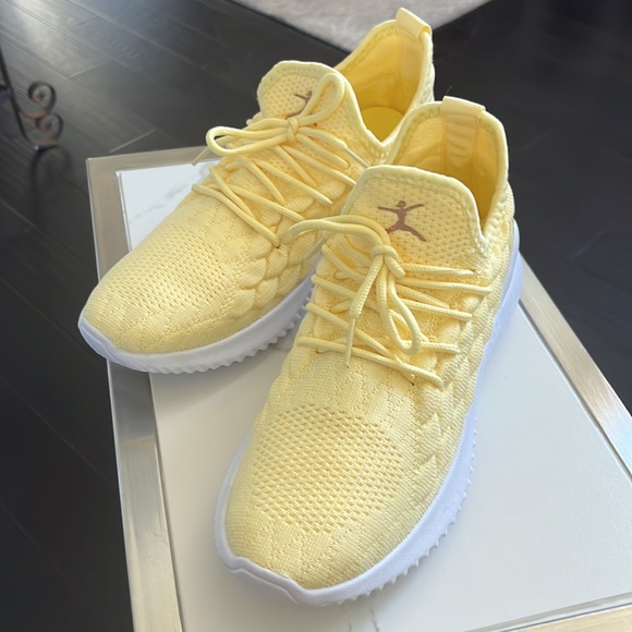 Danskin Women's Everlasting Scalloped Sneaker, Sz. 8 NEW W/O Box - Picture 3 of 10